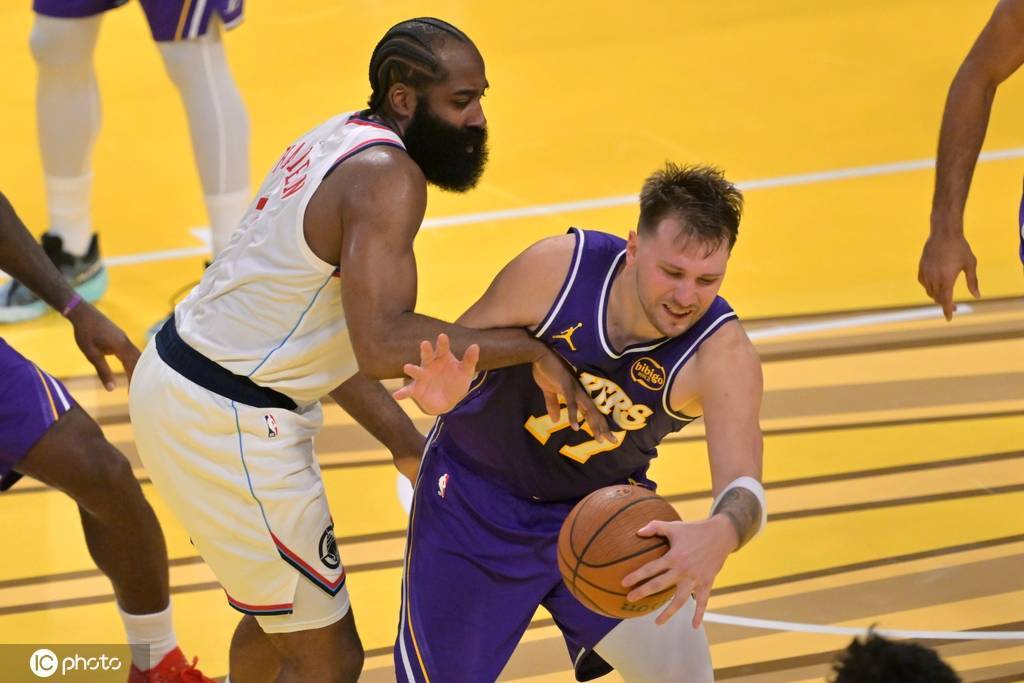 东契奇畅快40+统治洛城德比 哈登遭BIG3围殴落寞至极